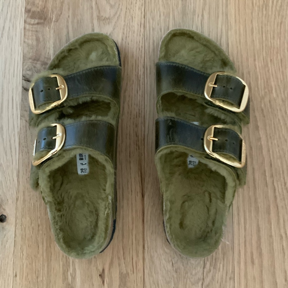 Spring Refresh 🌸 
BIRKENSTOCK Arizona Big Buckle Genuine Shearling
Lined Olive - Picture 8 of 10